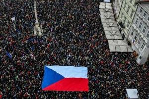 Czechs rally to back president locking horns with government
