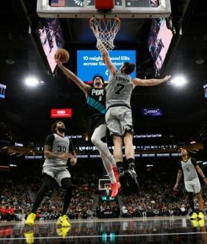 Curry lifts Warriors in return, Brown scores 50 in Celtics win