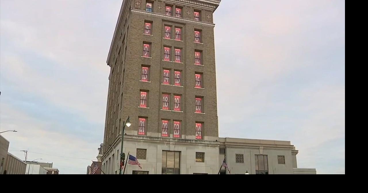 Illinois bank turns into advent calendar for Christmas season Good