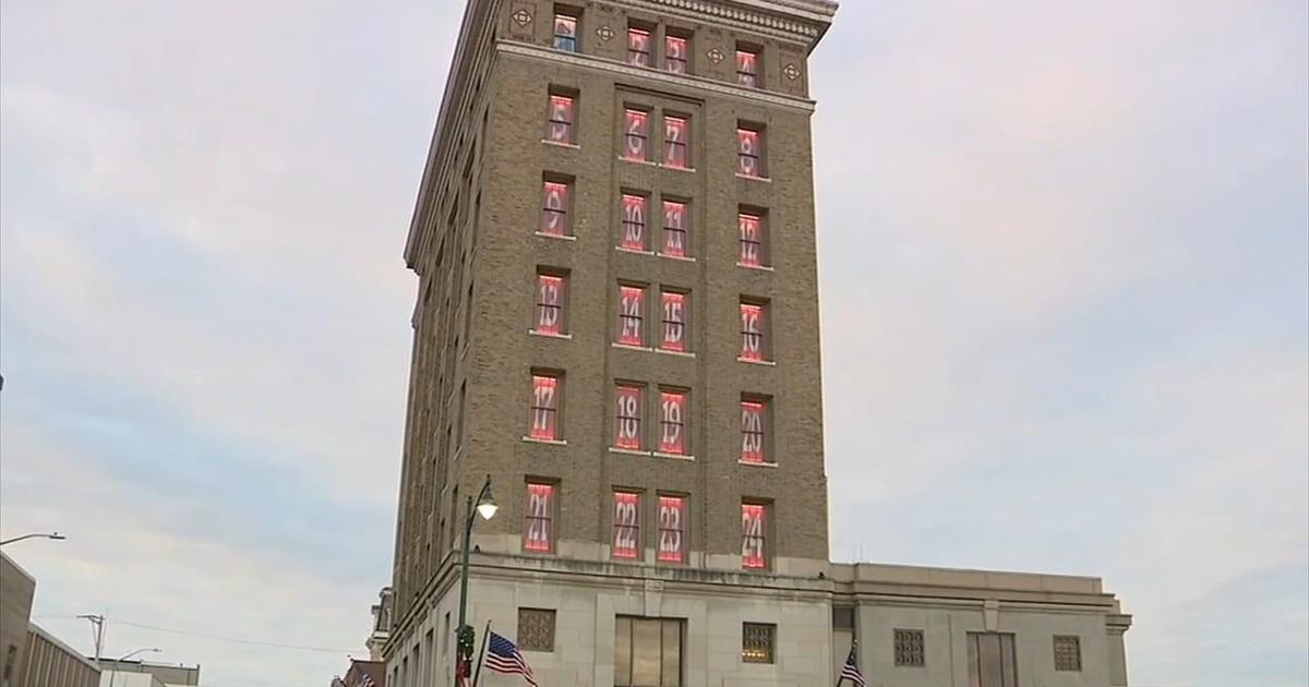 Illinois bank turns into advent calendar for Christmas season Good