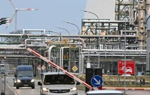 Russia to block flow of Kazakh oil to German refinery, Berlin says