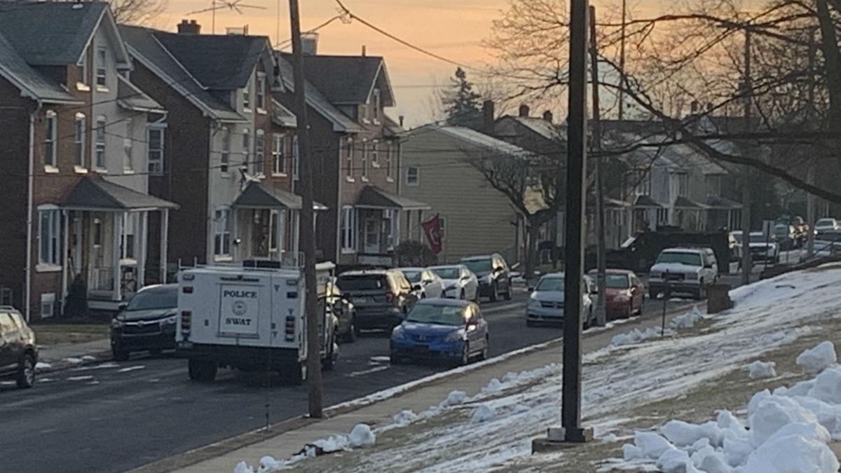 Télécharger gratuitement Images Swat Team Swarms Block In Birdsboro Gunshots Reported Berks actualisé par