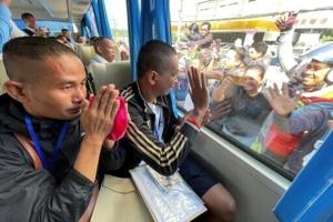 Cambodian soldiers freed by Thailand receive hero's welcome