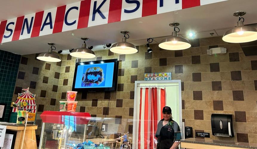 #39 Step right up #39 : Berkshire Mall #39 s newest food vendor serving up fried