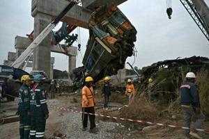 Thailand crane collapses onto train, killing 32