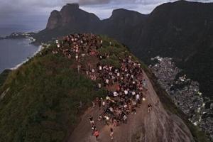 Tourists return to Rio viewpoint after shootout scare