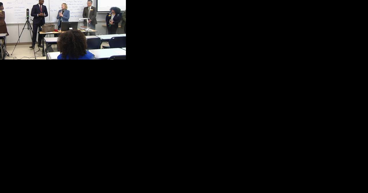 Pa. Sec. of Education visits LCCC to check out program that gives students chance to get college degree at high school graduation - Vimarsana News