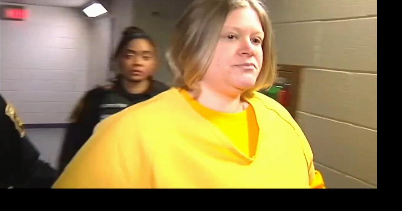 Mom accused of killing 2 children breaks down in court during playing ...