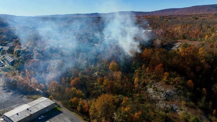 Crews battle brush fire in Slatington | Northern Lehigh County | wfmz.com