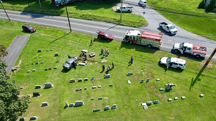 Un coche choca contra varias lápidas en el cementerio Union de ...