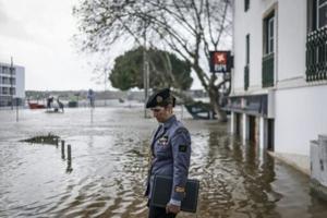 Portugal heads for presidential vote, fretting over storms and far-right