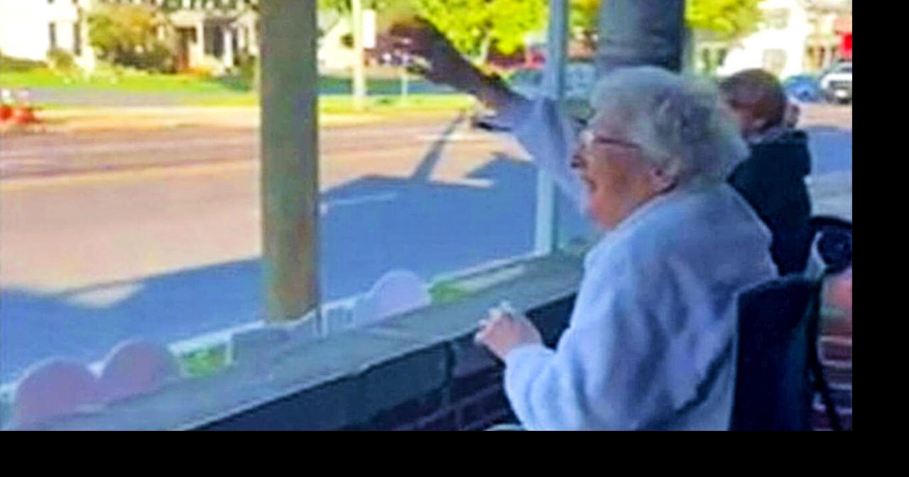 'Gram in the window': Community honors woman with final wave