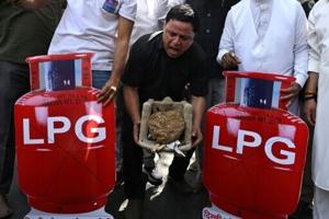 Gas shortages push India's poor back to wood and coal