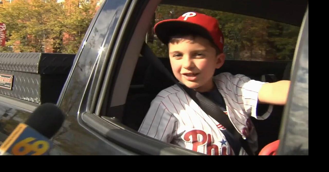 Fans flood team store to stock up on Phillies gear for NLCS