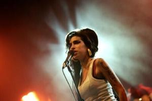 Amy Winehouse's father loses suit against friends selling her clothes