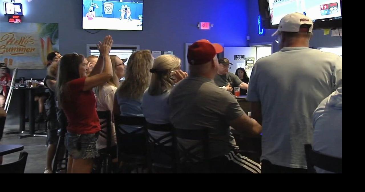 'Big fan of the movie, big fan of the Phillies': Fans pack Upper Saucon watch party for Field of Dreams Game
