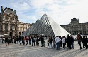 Louvre and other French museums fare hikes for non-European visitors