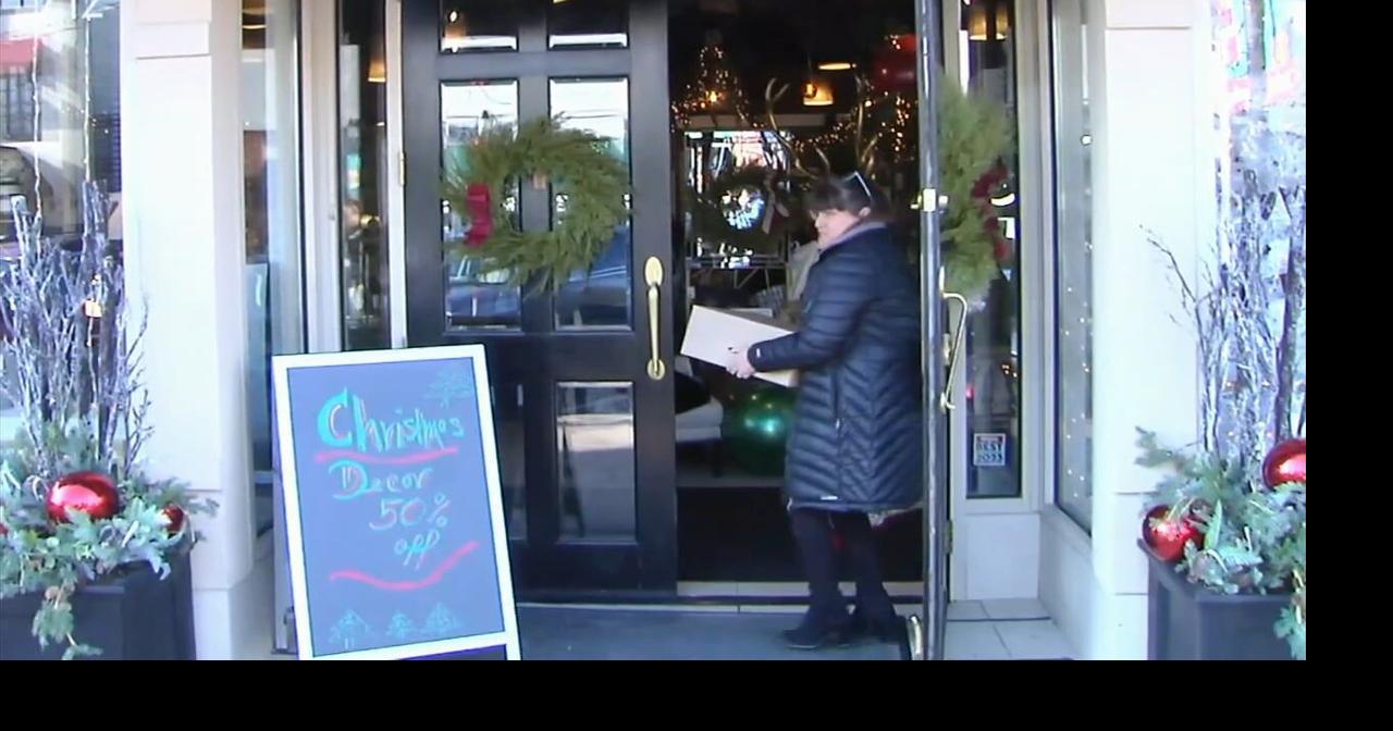 Last minute shoppers head to the Promenade Shops for holiday gifts ...