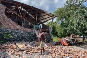 Shallow Indonesian quake damages houses, injures residents