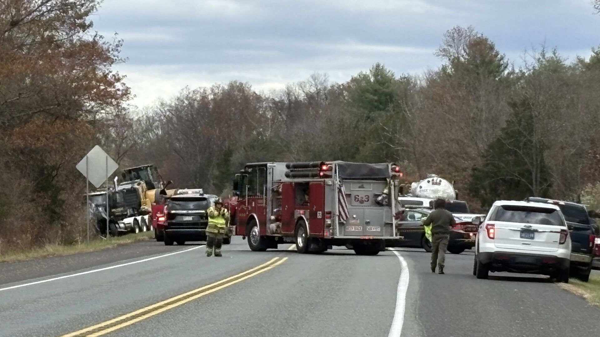 1 dead after head-on crash between pickup truck, tractor trailer in ...