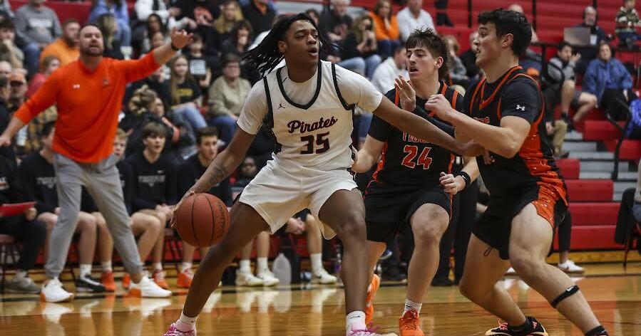 Missouri Roundup: Pirates fall to Holt in district quarterfinal, Monroe City falls to Principia in sectionals