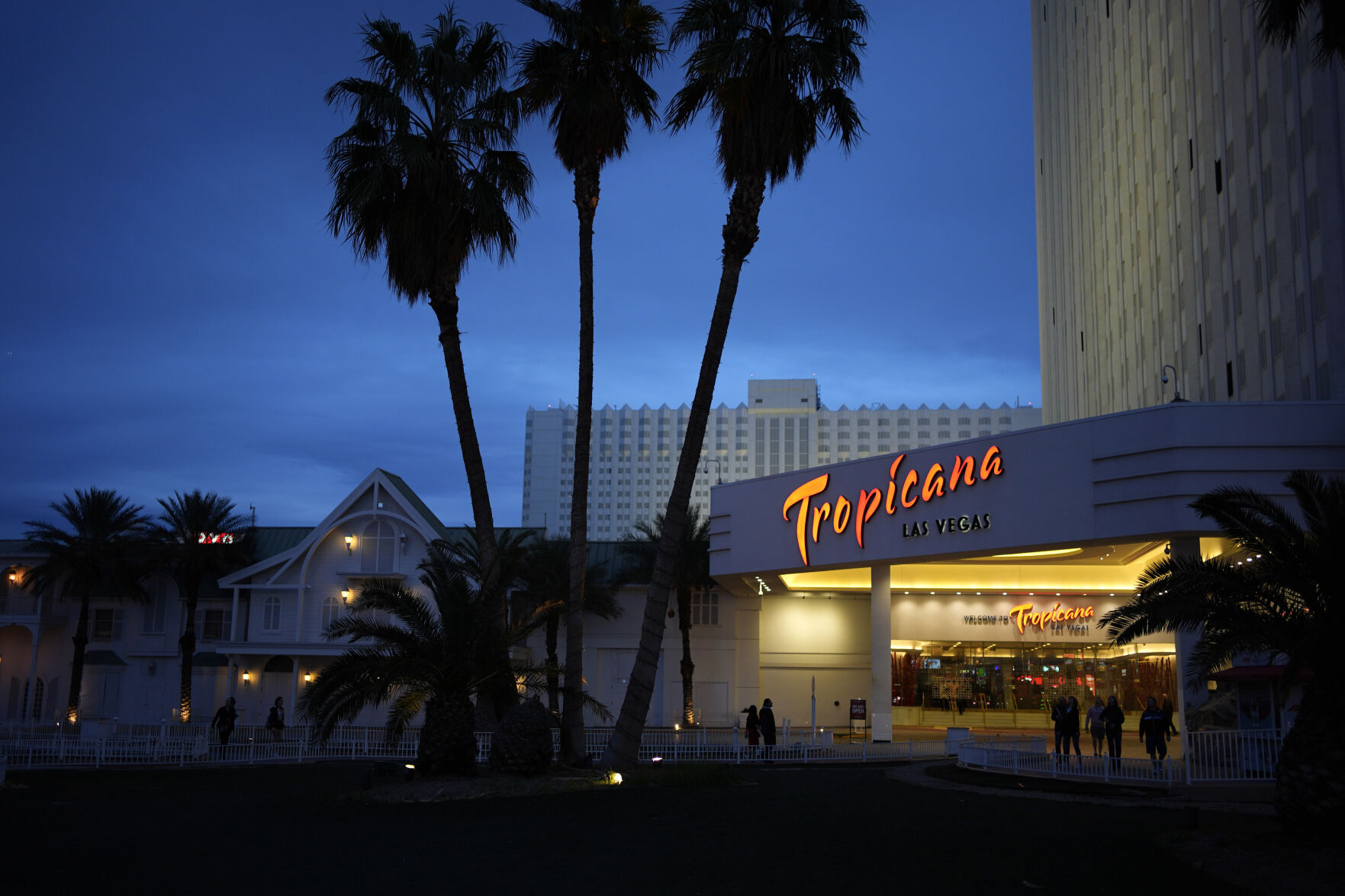 Las Vegas Says Goodbye To The Tropicana With A Flashy Casino Implosion ...