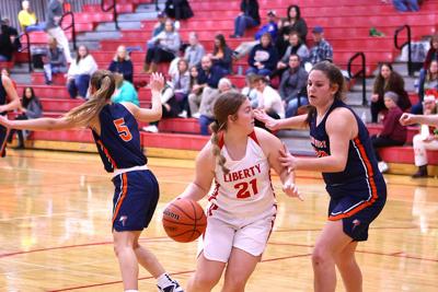 Illini West wins conference showdown over Liberty | Sports | whig.com