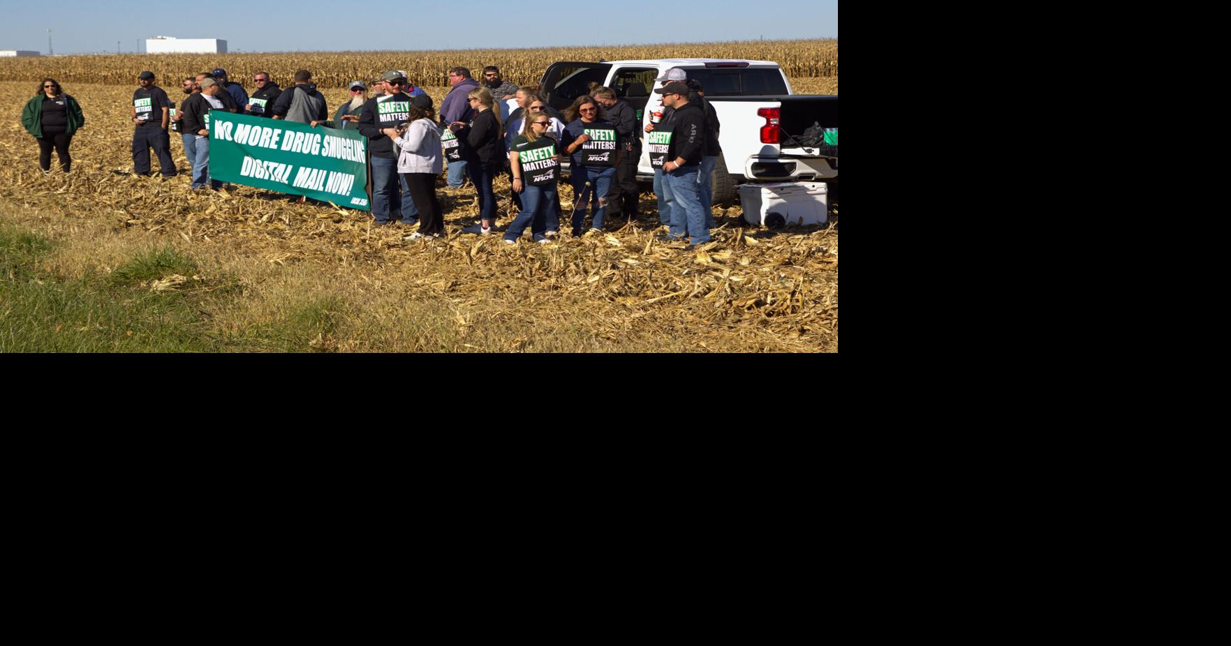 Corrections officers protest Mount Sterling prison over working