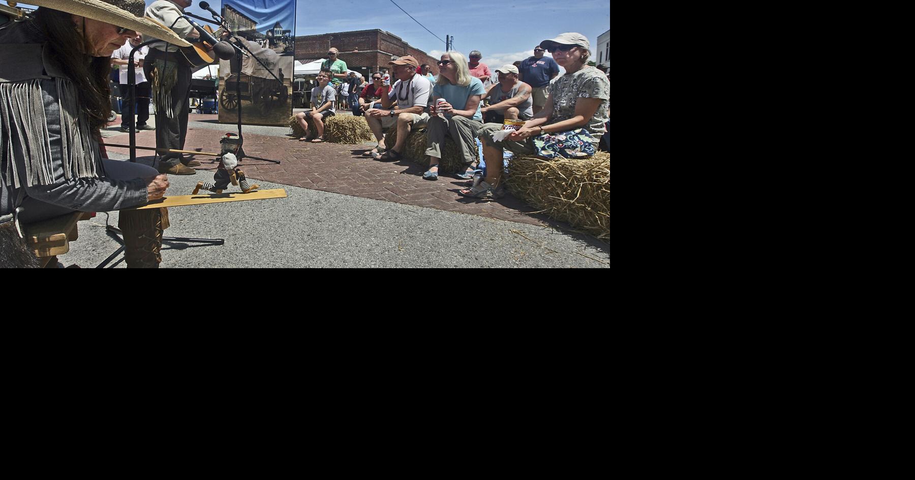 People flock to Twain on Main festival Article