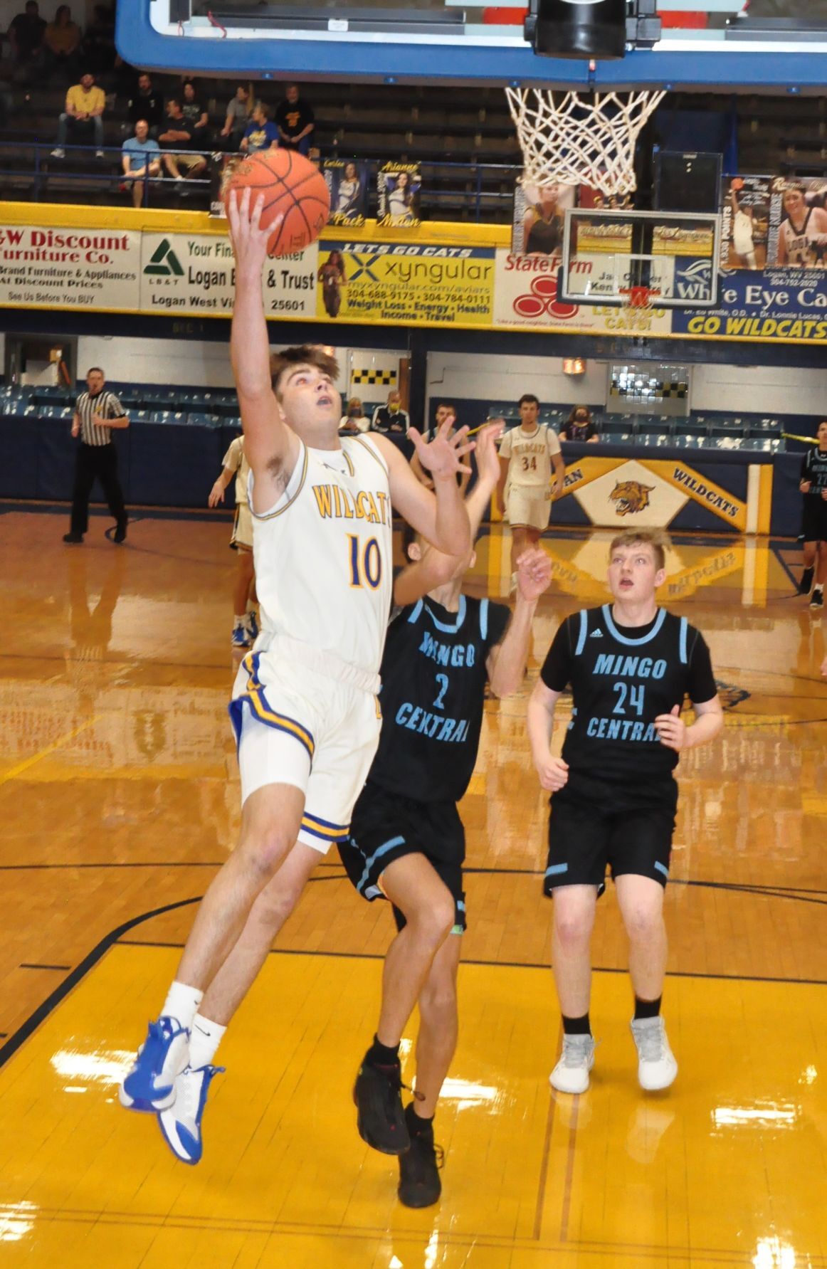 20210414-log-logan mingo boys Garrett Williamson layup