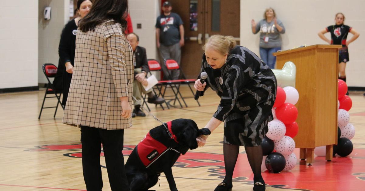 Pup rally welcomes Lenore PK-8 therapy dog | News | williamsondailynews.com