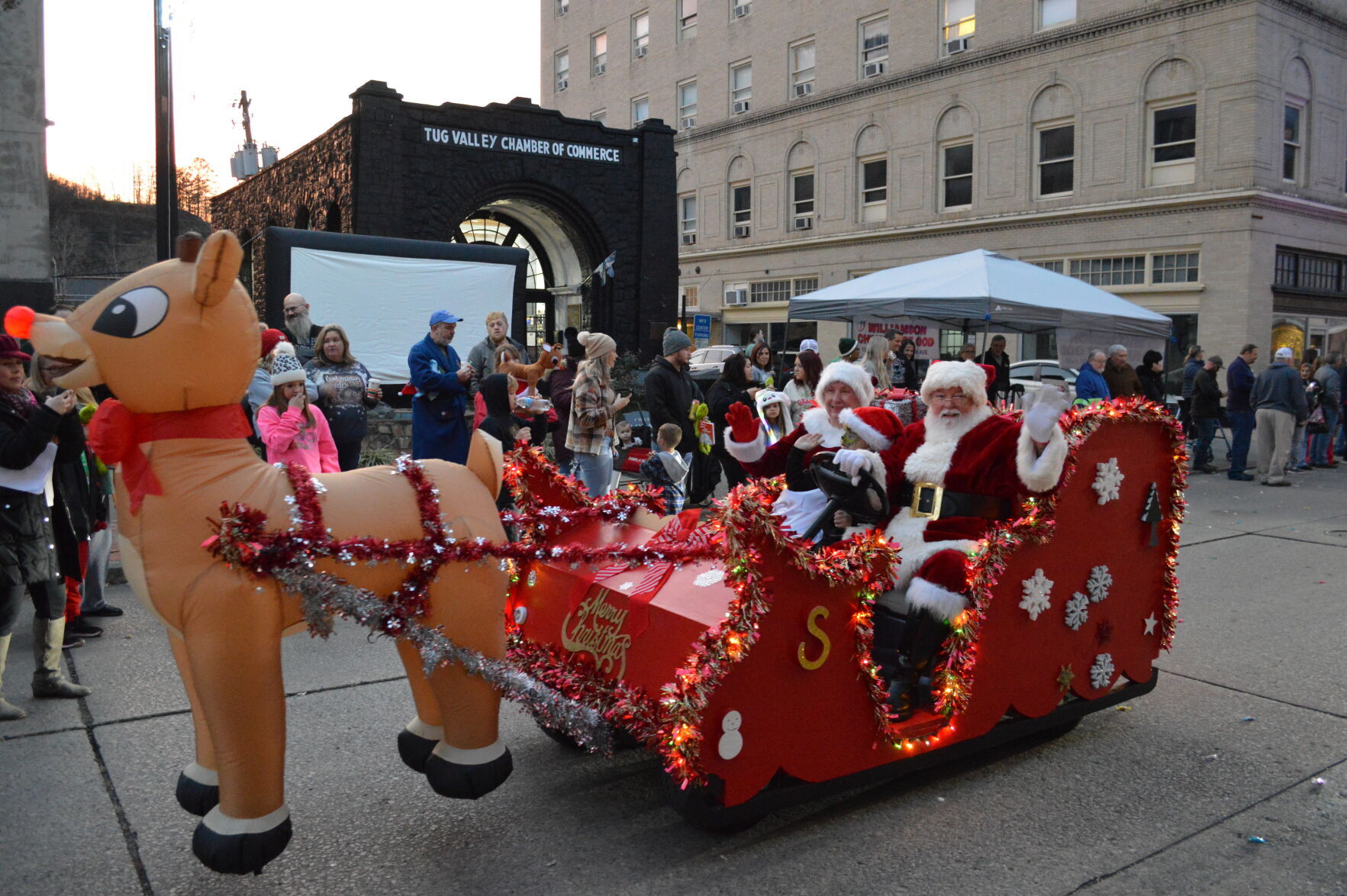 Williamson Christmas Parade brings joy to Second Avenue | News