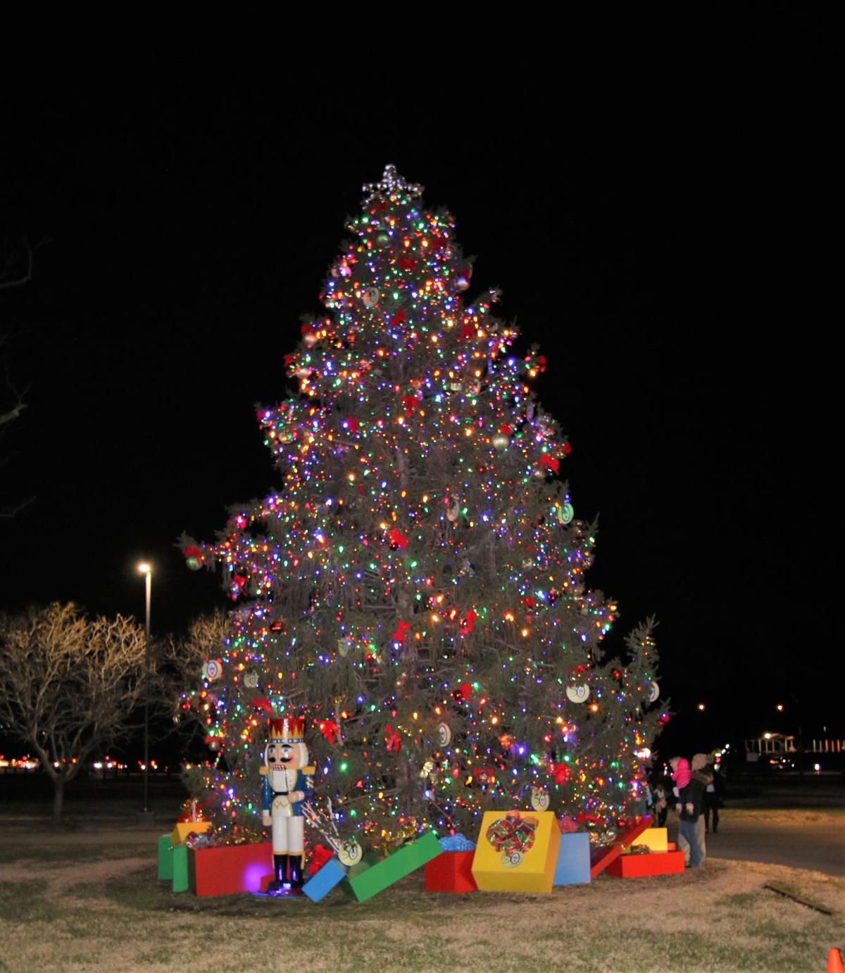 Brentwood Christmas Tree Lighting Creates Holiday Warmth On Cold Night Brentwood Williamsonherald Com