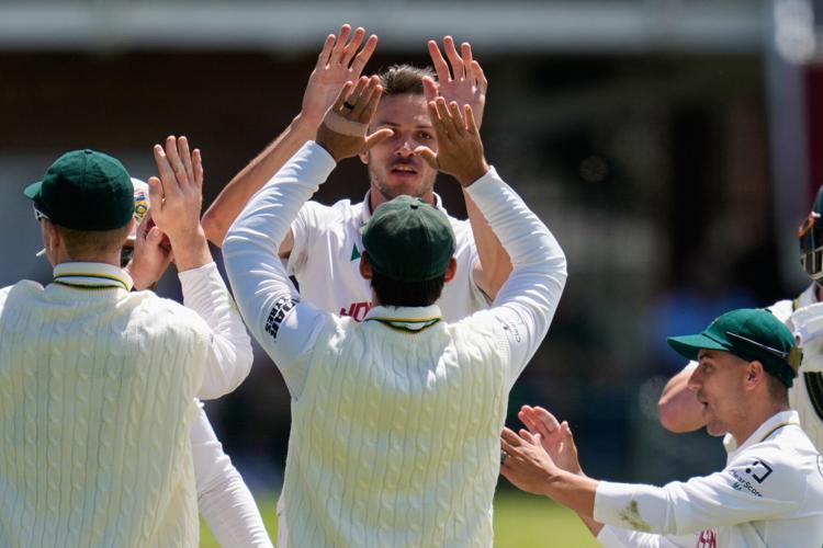 Australia in trouble in second test against South Africa, stumbles to ...