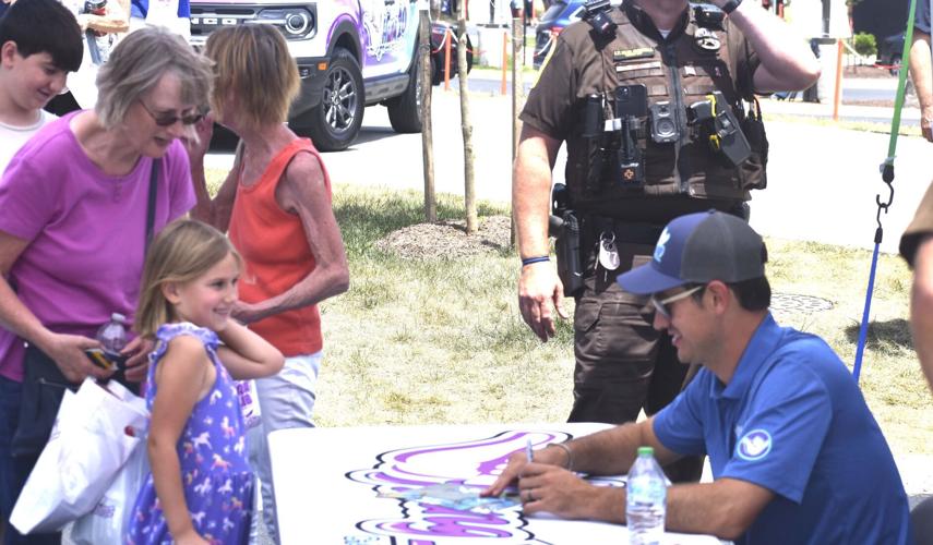 Fans come out in droves to meet NASCAR's Logano at Hang 10 Car Wash