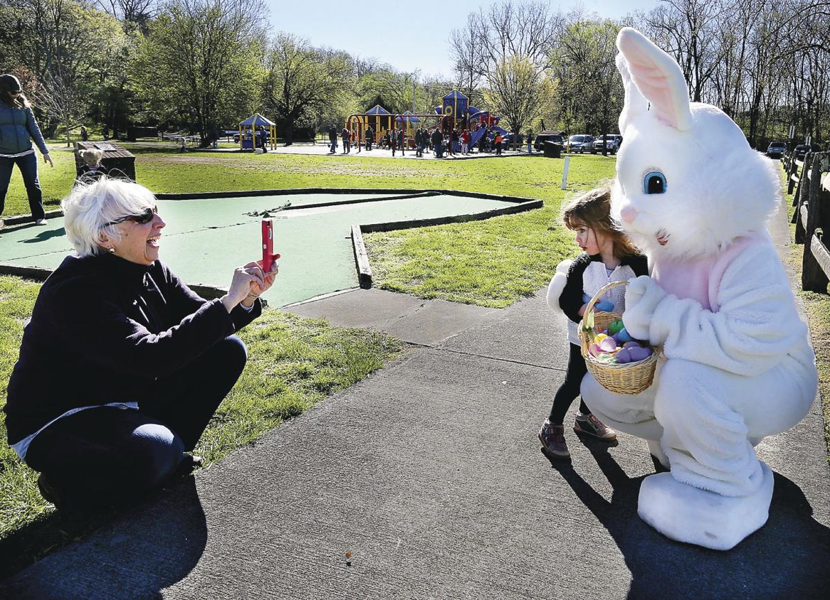 6 000 eggs draw families to easter hunt