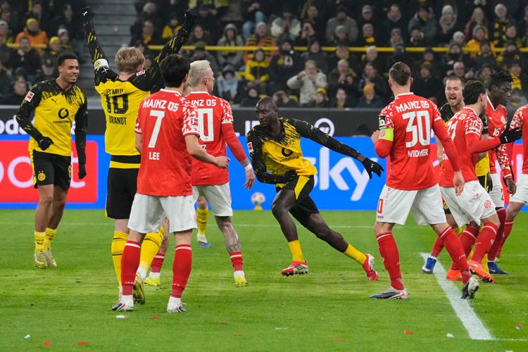 Three first-half headers put Dortmund on the way to win over Mainz |  Associated Press | winchesterstar.com