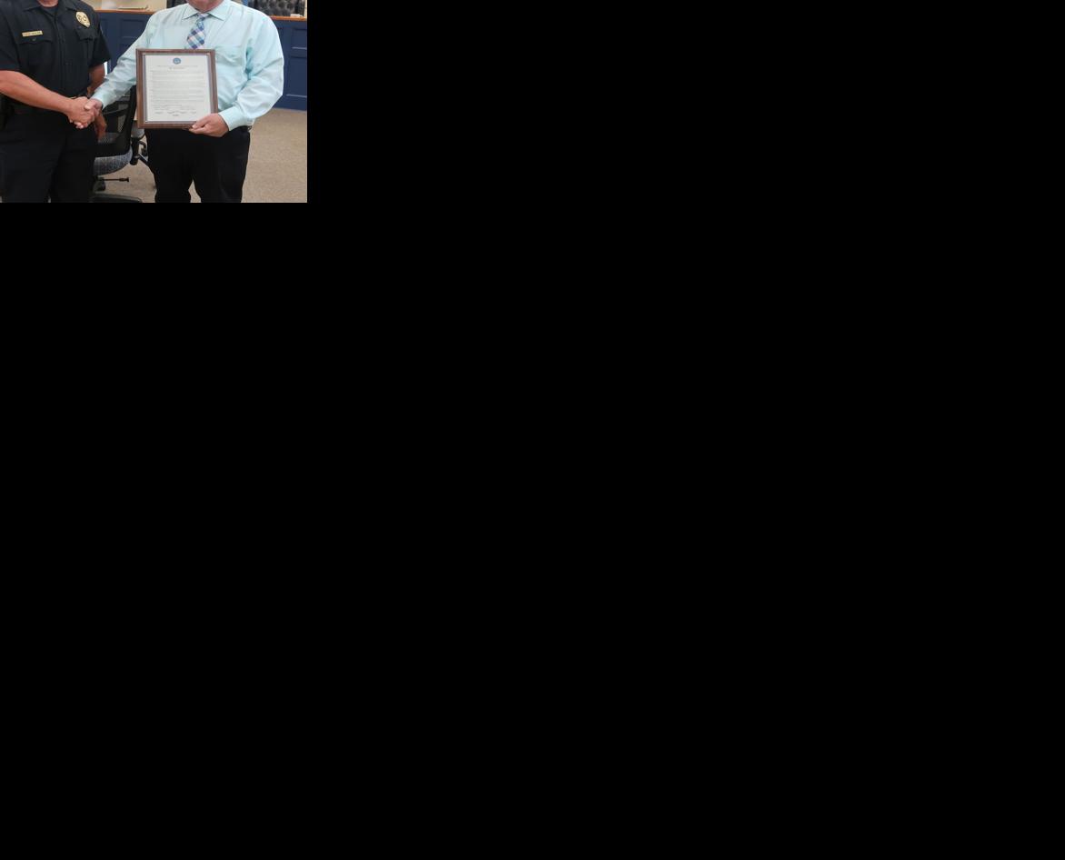 Resolution of appreciation presented to retiring Berryville police ...