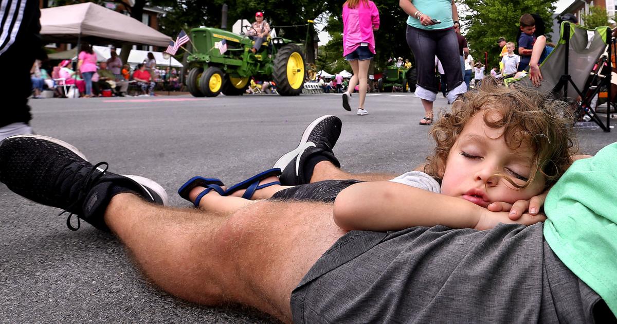 It Didn T Rain On This Parade Shenandoah Apple Blossom Festival Grand Feature Parade Excites Crowd Winchester Star Winchesterstar Com