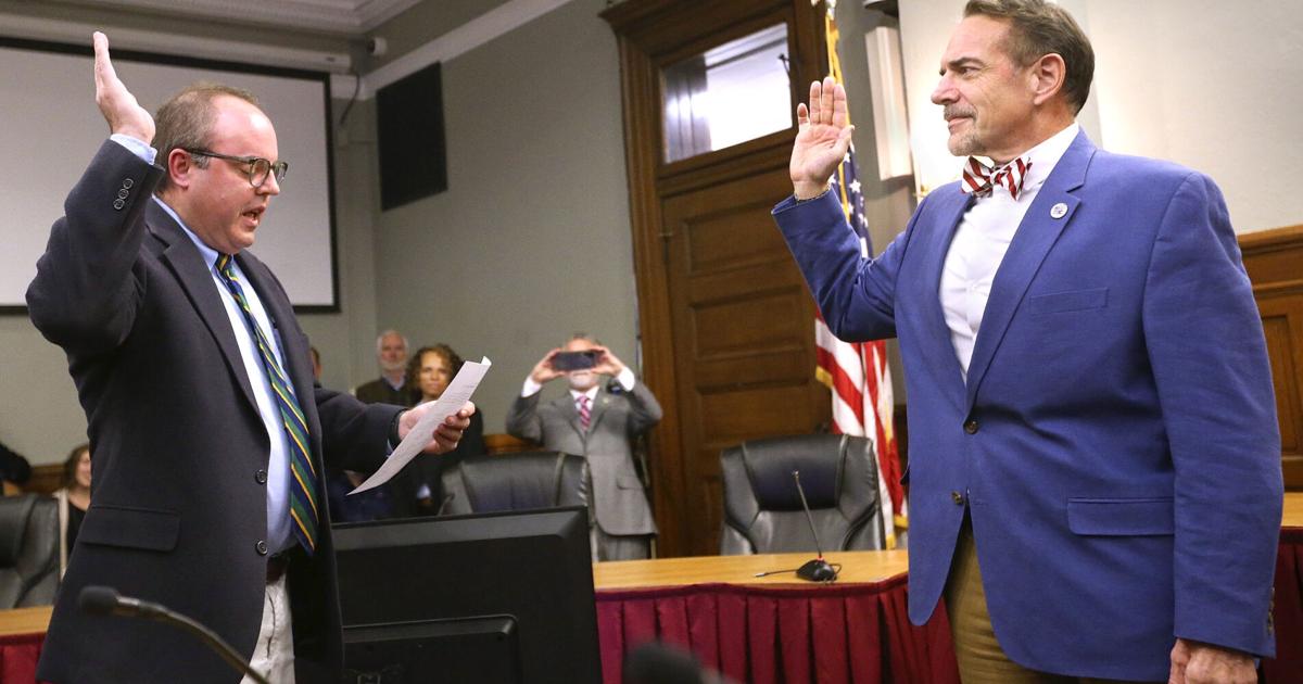 Ken Raisbeck Capacity crowd on hand for swearing in of Winchester mayor, councilors ...