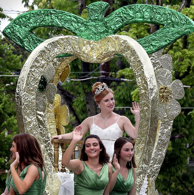 It Didn T Rain On This Parade Shenandoah Apple Blossom Festival Grand Feature Parade Excites Crowd Winchester Star Winchesterstar Com