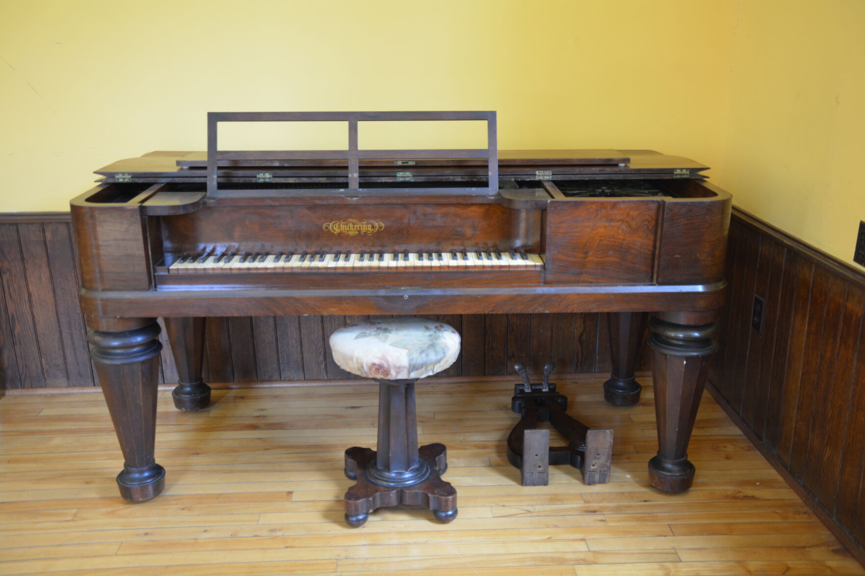 Antique piano regalo sa Old Main inAntique piano regalo sa Old Main in  