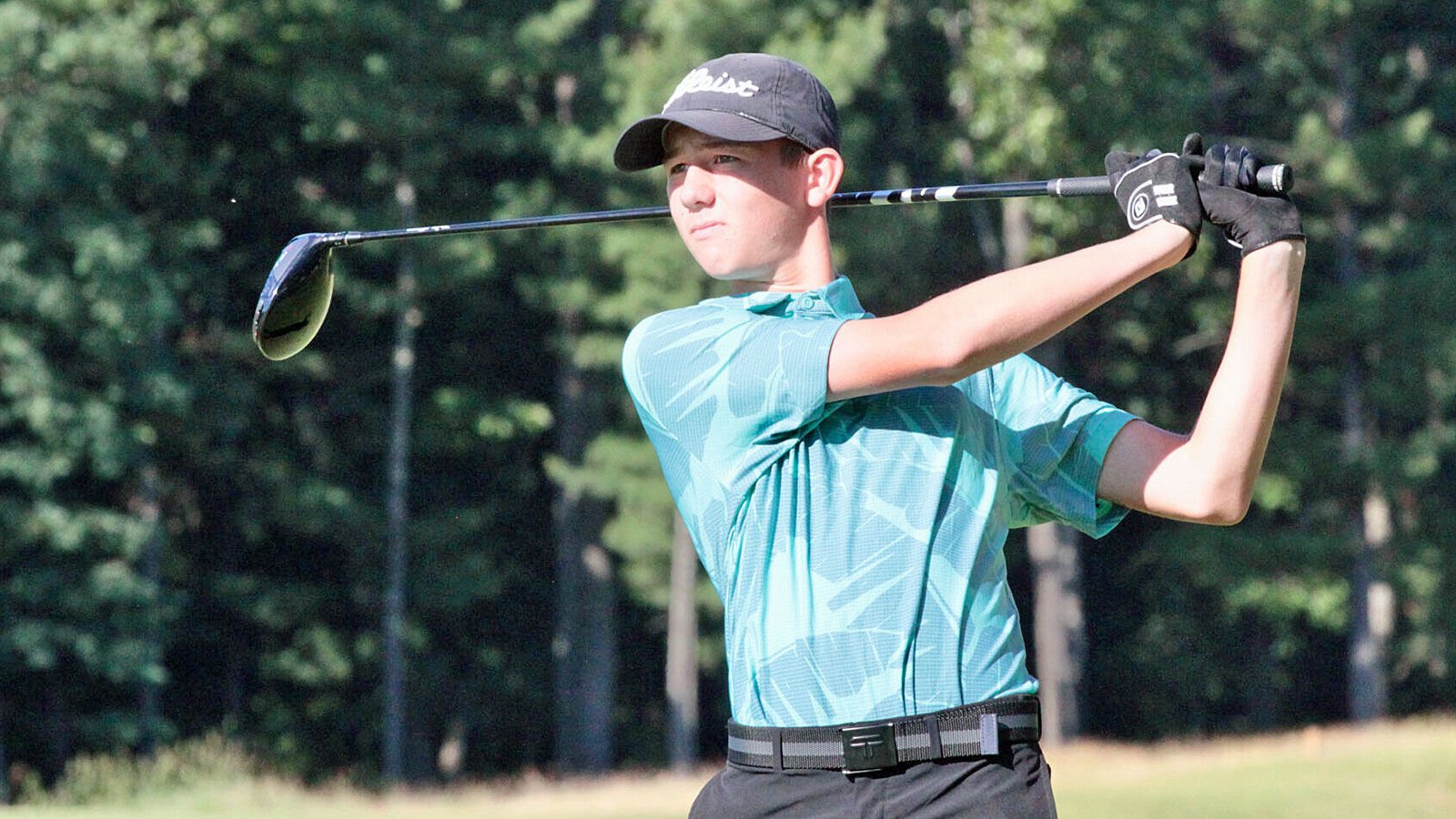 Aiden Cudney Jacob Beckman lead a group of seven golfers under