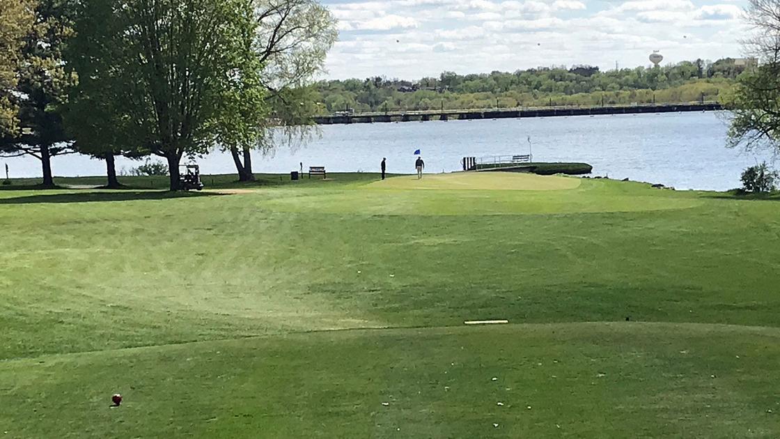 With holes that tease and a setting that delights, Lake Wisconsin CC is