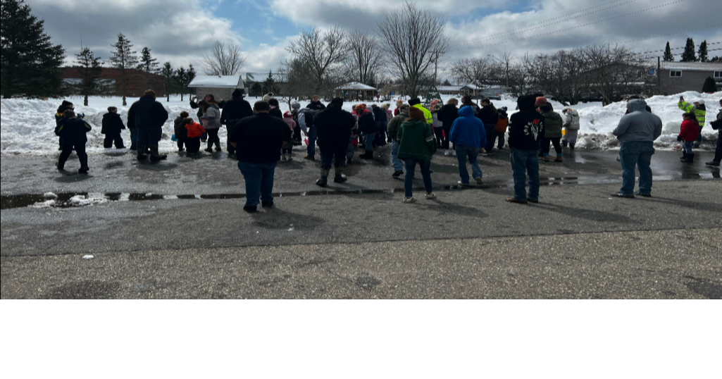 Families participate in the annual Easter Egg Hunt in Laona News
