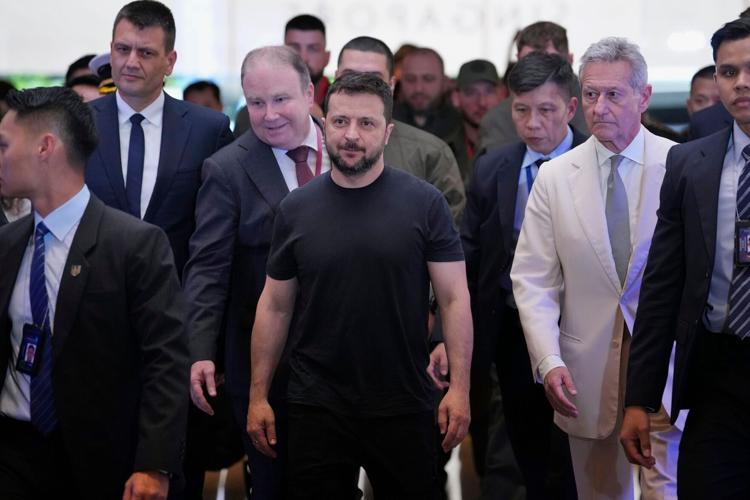Zelensky makes surprise stop at Singapore defense gathering as Ukraine pushes for its peace plan amid Russian advance | International | wkow.com