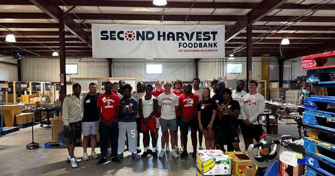 Badger football players, coaches volunteer at Second Harvest to fight hunger