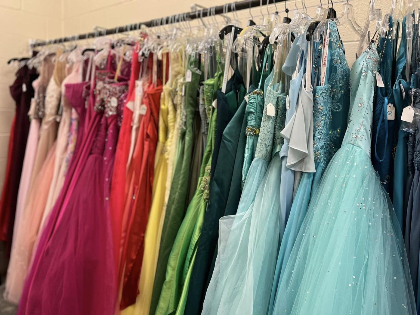 Free prom pop-up helps Madison students find the perfect dress | News |  wkow.com