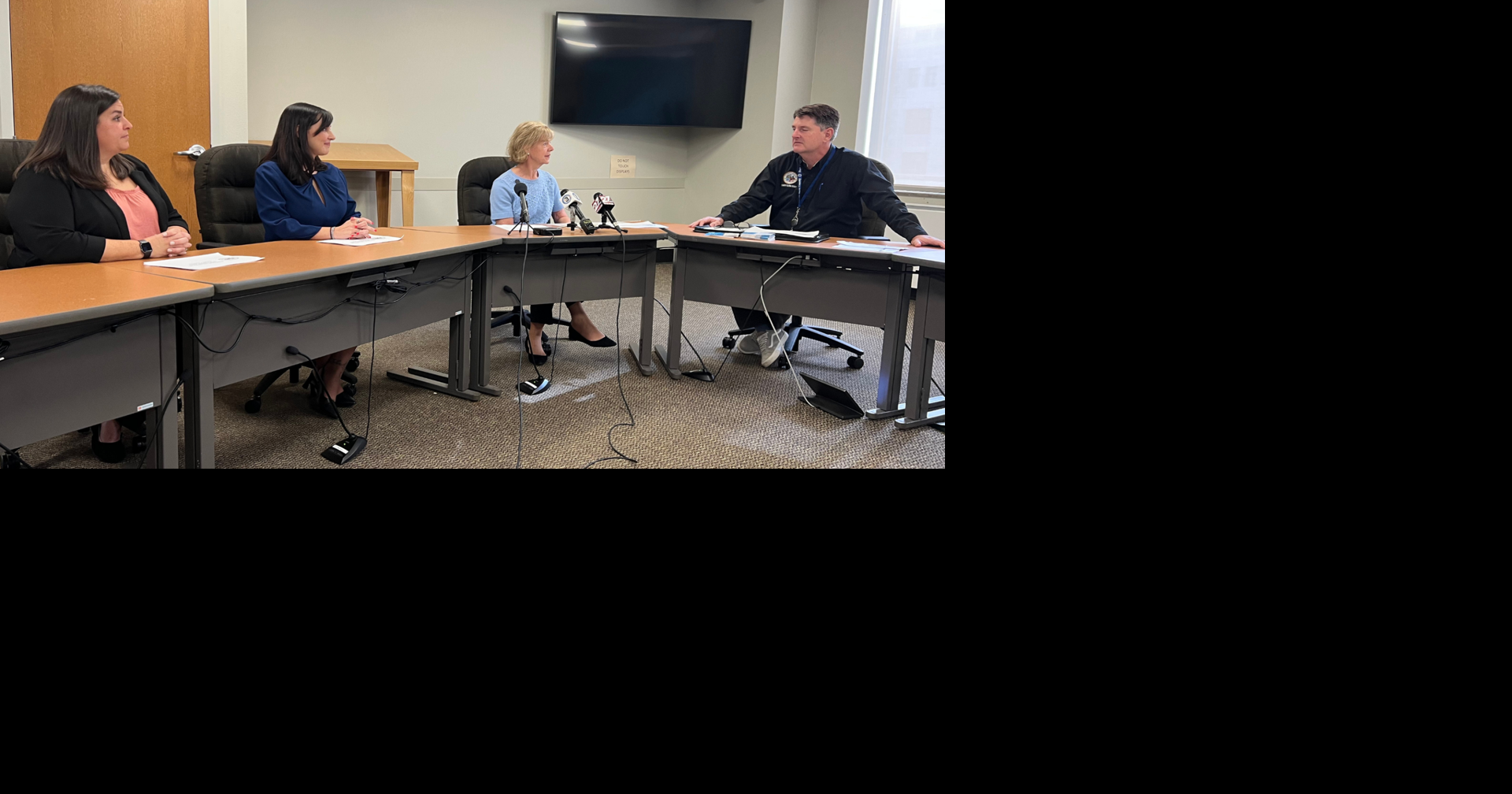 Sen. Baldwin meets with Dane County clerks to discuss election security