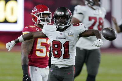 Bucs WR Brown accused of obtaining fake vaccination card
